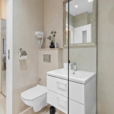 Rentforcomfort Penthouse Romana Apartment